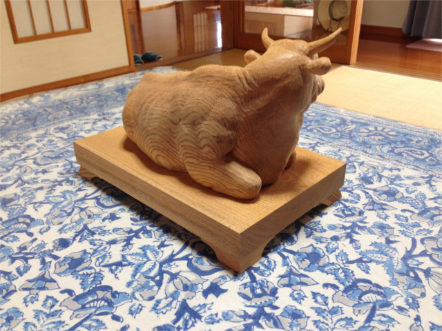 20160824青木さん牛の彫り物・斜め前HPブログ